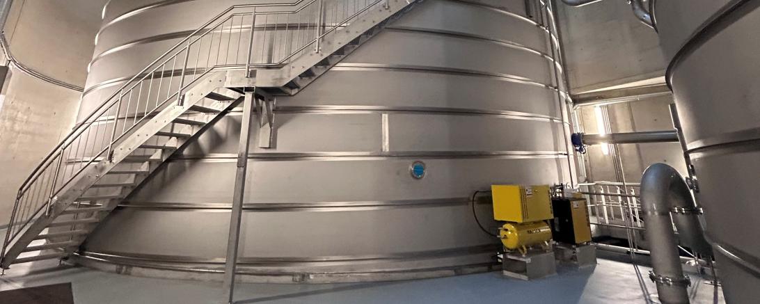 Die beiden Trinkwasserbehälter im Hochbehälter der Parkstadt fassen jeweils rund 850 000 Liter Wasser. Möglich wird das durch ein patentiertes Herstellungsverfahren: Die Behälter werden erst vor Ort zusammengeschweißt, sodass eine Wandstärke von lediglich vier Millimetern ausreicht.