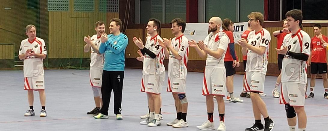 Die zweite Herrenmannschaft verabschiedete sich beim letzten Heimspiel der Saison mit einer engagierten Leistung von den Fans in der Schmutterhalle.