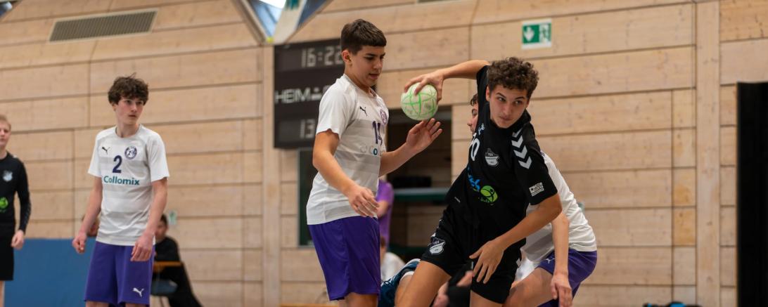 Die männliche C-Jugend (mit Jonas Naumann am Ball) zeigte in den vergangenen Wochen großartige Leistungen und muss zum Saisonabschluss noch einmal auswärts ran.
