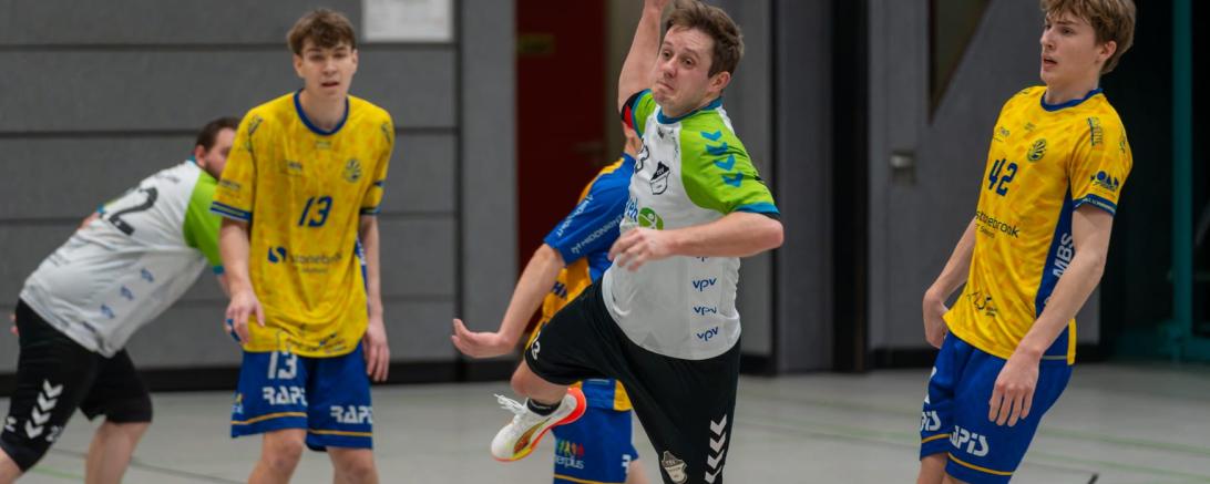 Spielmacher Jago Heinisch (am Ball) verletzte sich nach einem harten Einsteigen des Gegenspielers und musste zur weiteren Untersuchung ins Krankenhaus gebracht werden.