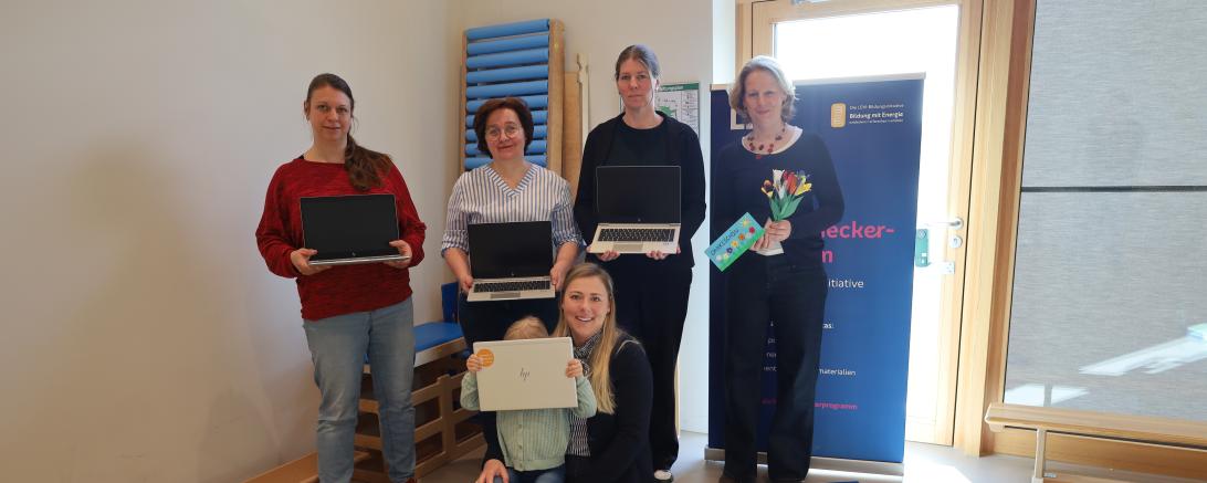 hinten von links: Theresa Meßner (Elternbeirat), Helga Peters (Kita-Leitung), Claudia Büchele (Stadtverwaltung), Karin Frank (LEW); vorne: Daniela Deeg (Elternbeirat).