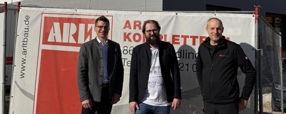v.l.n.r.: Oberbürgermeister David Wittner, Christoph Arlt und Dachdeckermeister Günter Otto