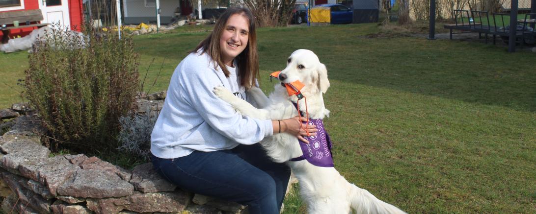 Der Golden Retriever Foxy ist mittlerweile ein fester Bestandteil im Leben von Natascha Weidenauer.