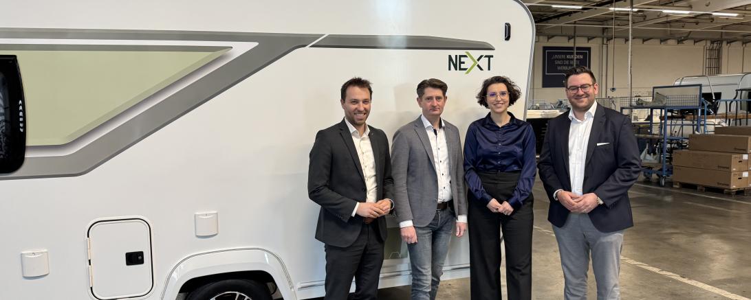 v.l.n.r. Matthias Hausmann, Regionalgeschäftsführer Nordschwaben, Andreas Dirr, Vorsitzender der IHKRegionalversammlung Donau-Ries, Theresa Ulbricht, Kreissprecherin der Wirtschaftsjunioren Donau-Ries, Thomas R.  Mayer, stellvertretender Kreissprecher der Wirtschaftsjunioren Donau-Ries.