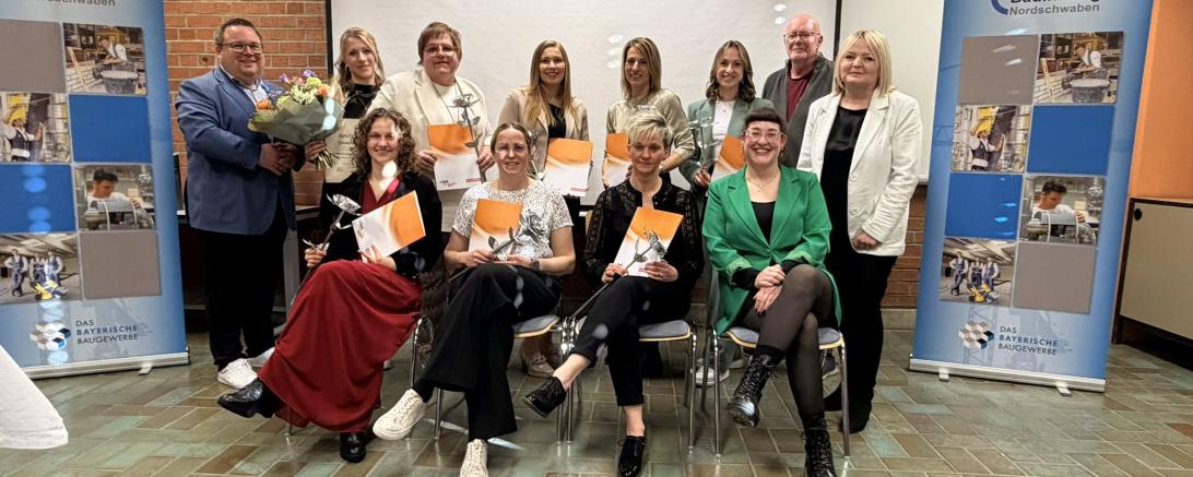 Stehend von links: Christoph Schweyer (Geschäftsführer Bauinnung Nordschwaben), Carolin Ott, Stephanie Baur, Verena Friedel, Linda Bosch, Franziska Hartmann, Manfred Hahn (Dozent), Margit Higler (Dozentin) Sitzend von links: Lea-Sophie Kuß, Katja Trollmann, Elisabeth Stadelmeier, Rebekka Berg (Bauinnung Nordschwaben)