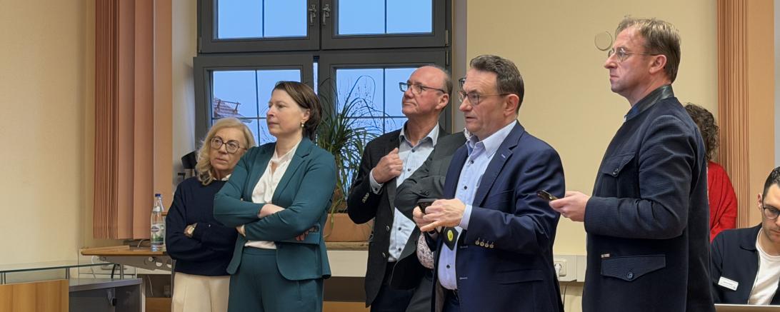 Die CSU-Verantwortlichen um Claudia Marb schauen versteinert auf die ersten Zwischenergebnisse.