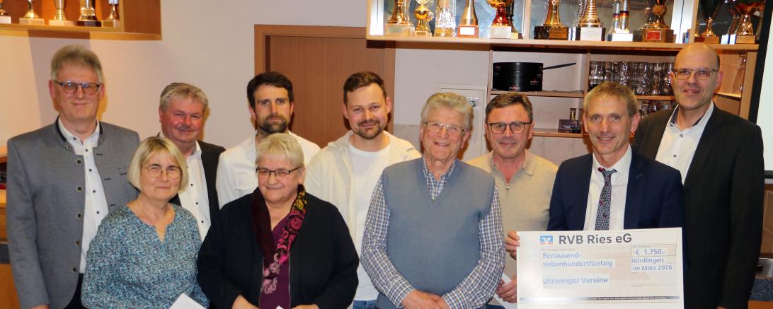 Simon Rupprecht, Regionalleiter Wemding (links), und Vorstand Bernd Frisch (rechts) mit den Vertreterinnen und Vertretern der Amerbacher Vereine.