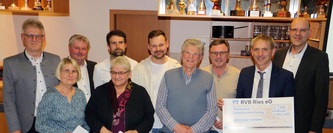 von links: (hintere Reihe) Vorstandsvorsitzender Bernhard Ströbele, Regionalleiter Alexander Kotz, Stefan Röttinger (FSV Utzwingen), Christian Dambacher (FFW), Willi Uhl (TC Maihingen-Utzwingen), Vorstand Klaus Pelz, (vordere Reihe) Olga Liebhard (Frauengruppe), Petra Huggenberger (Gartenbauverein), Herbert Leister (Soldaten- und Kriegerverein, Kath. Kirchenchor), Kundenberater Bernd Puchinger.