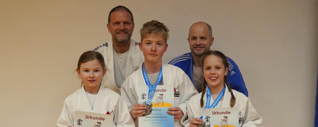 Vorne v.l.n.r. Lina Lettenmeier, Daniel Hüttinger, Josefine Brenner; hinten die Trainer Tobias Brenner und Marco Lechner