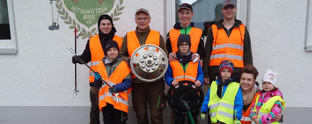 Jungschützen und Altschützen Oberndorf beteiligten sich erfolgreich bei der AWV-Flursäuberungsaktion.