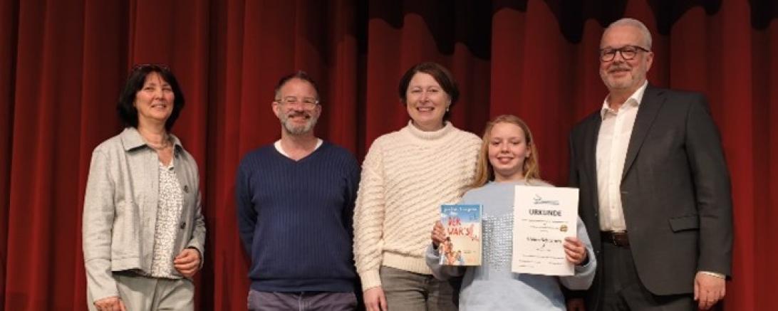 V.l.n.r.: Rektorin der MS Rain Christina Ost, Nicolas Greno, Stellvertr. Landrätin Claudia Marb, Siegerin Vivien Schramm, Bürgermeister Rain/Lech Karl Rehm