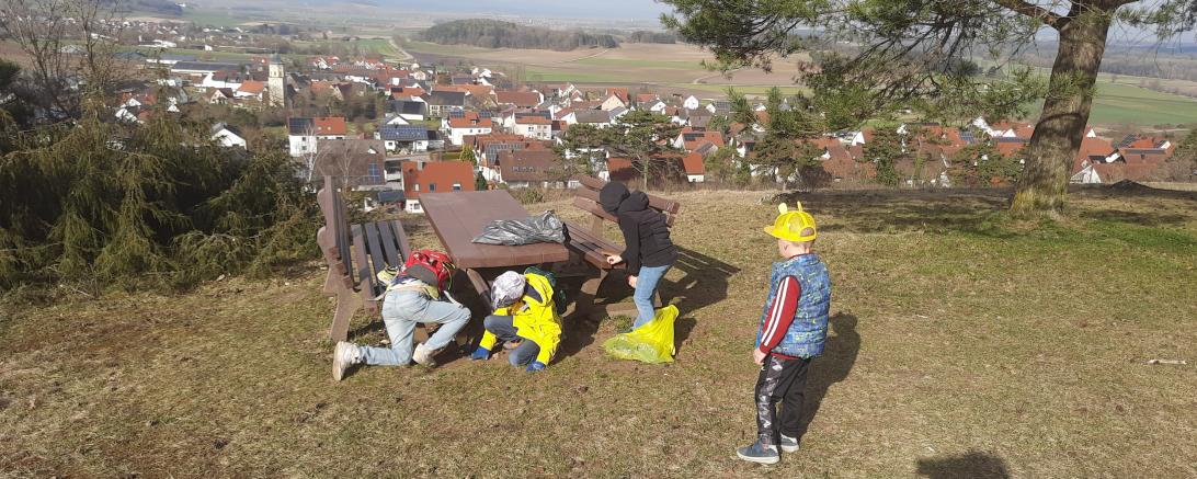 Engagierte Müllsammler im Geotop Kalvarienberg Huisheim-Gosheim