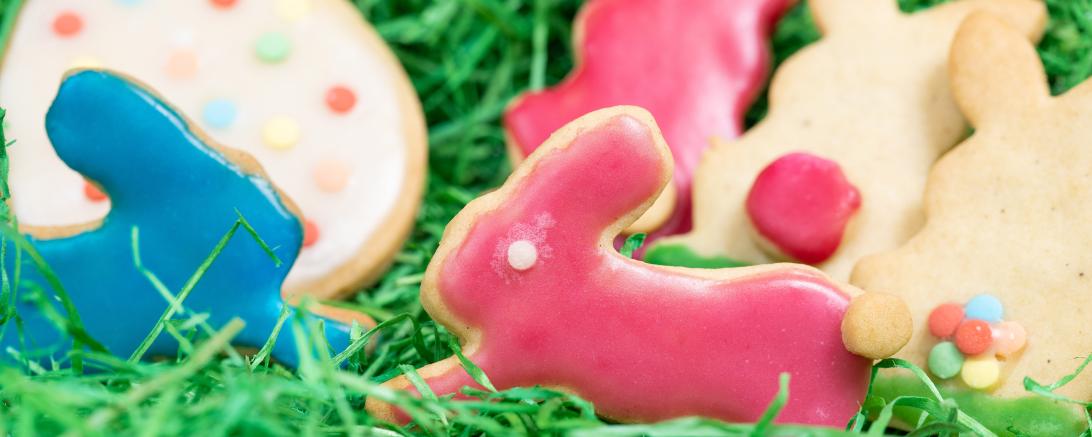 Es werden leckere Oster-Kekse gebacken.