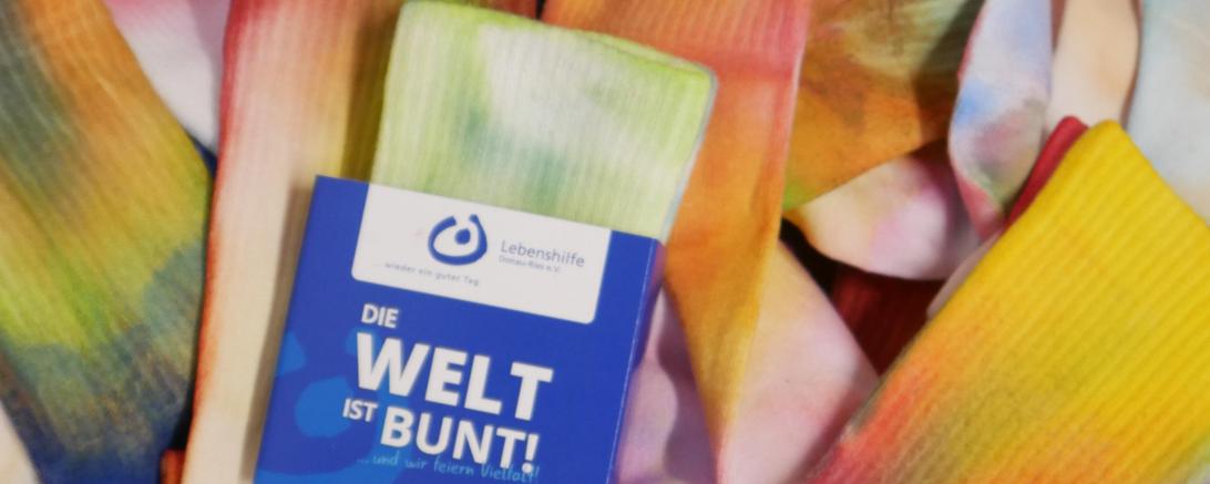Am 21.03. ist Welt-Down-Syndrom-Tag. Die Lebenshilfe verschenkt an diesem Tag bunte Socken auf dem Wochenmarkt in Nördlingen