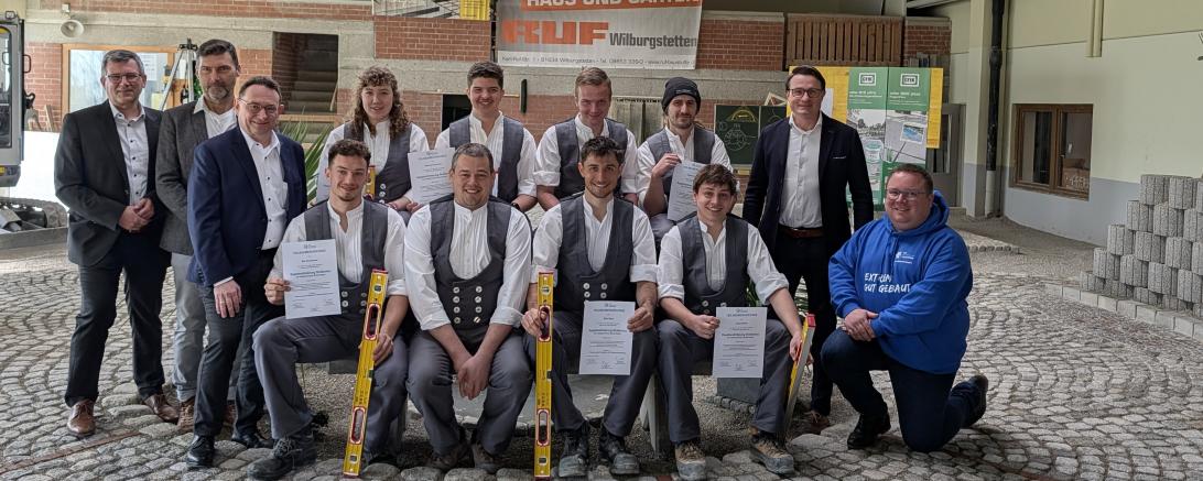 Stehend v.l.n.r.: Dr. Michael Kögl (Geschäftsführer LBB Schwaben), Josef Leberle (Ausbildungsleiter Bauinnung Nordschwaben), MdB Ulrich Lange, Rebecca Kraus,  Michael Hausmann, Jan Binder, Kajetan Nettekoven, Wolfram Uhl (Obermeister Bauinnung Nordschwaben) Sitzend v.l.n.r.: Max Baumhauer, Andreas Klopfer (Straßenbau-Ausbilder Bauinnung Nordschwaben), Elias Mack, Jakob Müller, Christoph Schweyer (Geschäftsführer Bauinnung Nordschwaben).
