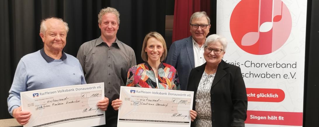 Die Kinder- und Jugendchöre des Kreis-Chorverbandes Nordschwaben e.V. erhielten in diesem Jahr einen Zuschuss für die Chorarbeit von jeweils 1000,- Euro. Die Spendenübergabe erfolgte an den Vorsitzenden des Liederkranzes Monheim und die Chorleiterin des Jugendchores Cantiamo Oberndorf: (von links nach rechts): Dieter Hitzler (Vorsitzender Liederkranz Monheim), Oliver Hertle (2. Vorsitzender KCV Nordschwaben) Anne-Kathrin Abel (Chorleiterin Cantiamo Oberndorf), Peter Müller (Kreis-Chorleiter), Marion Schauer
