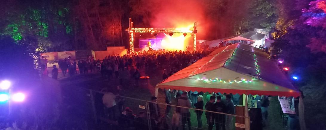 Beleuchtete Bühne und Besucherbereich.