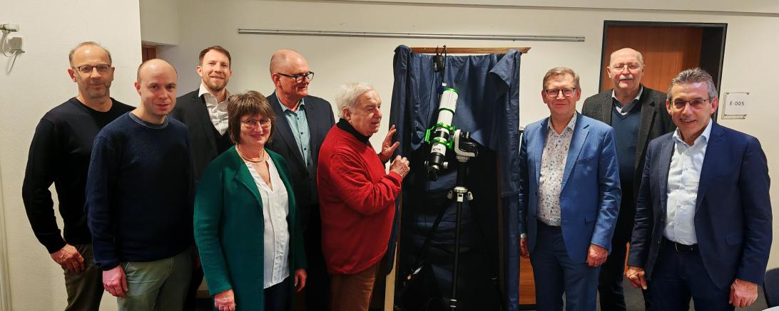 Auf dem Bild zu sehen v.l.n.r.: Schulleiter Christian Heinz, Lehrkraft Wolfgang Knoll, Bürgermeister Thomas Heydecker, Kreisrätin Petra Wagner, Kreisrat Georg Wiedemann, Initiator Ernst Christ, Landrat Stefan Rößle, Kreisrat Reinhold Bittner, Kreisrat Erwin Taglieber.