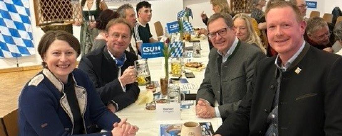 Beim Starkbieranstich der CSU Kaisheim gaben sich auch Claudia Marb (l.) und Wolfgang Fackler (2.v.l.) die Ehre.