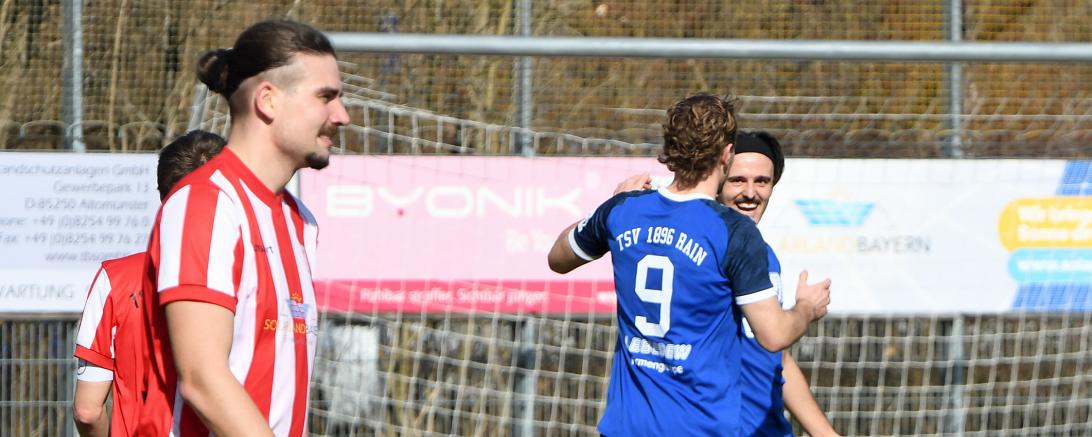 Dennis Lechner beglückwünscht Fatlum Talla nach seinem Treffer