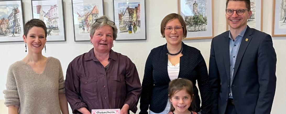 Auf dem Bild von links nach rechts: Bibliotheksleiterin Kathrin Häffner, Marion Chevalier, Anne-Kathrin Schäfer mit Mathilda Schäfer, Oberbürgermeister David Wittner