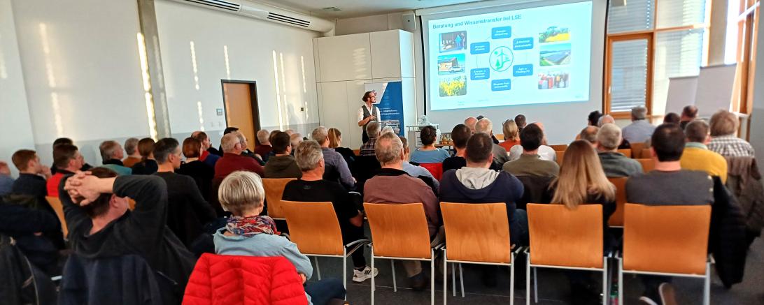 Vortrag im Technologie Centrum Westbayern: Simon Lesche informiert über Holz- und Wärmepumpensysteme