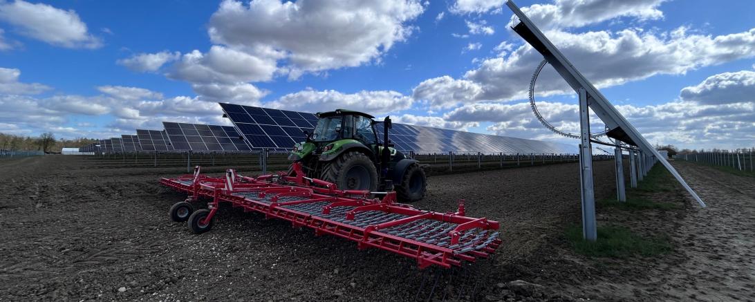 90 Prozent der Fläche können landwirtschaftlich bewirtschaftet werden. Unter den Trackern, die sich nach Sonnenstand ausrichten, werden sich Blühstreifen befinden, die die Biodiversität zu fördern. 