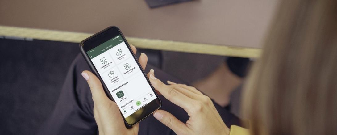 Über die „Meine AOK“-App können viele ärztliche Onlineangebote in Anspruch genommen werden.  