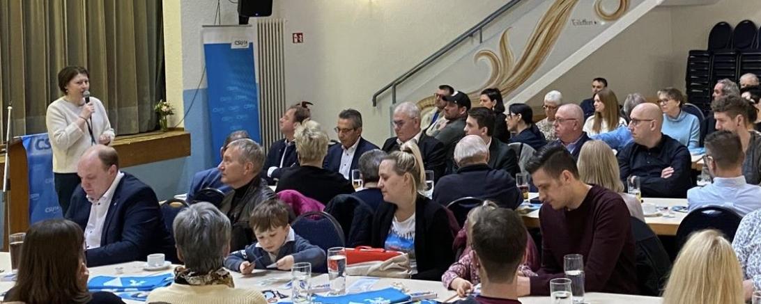 Claudia Marb beim Frühschoppen in Oberndorf.