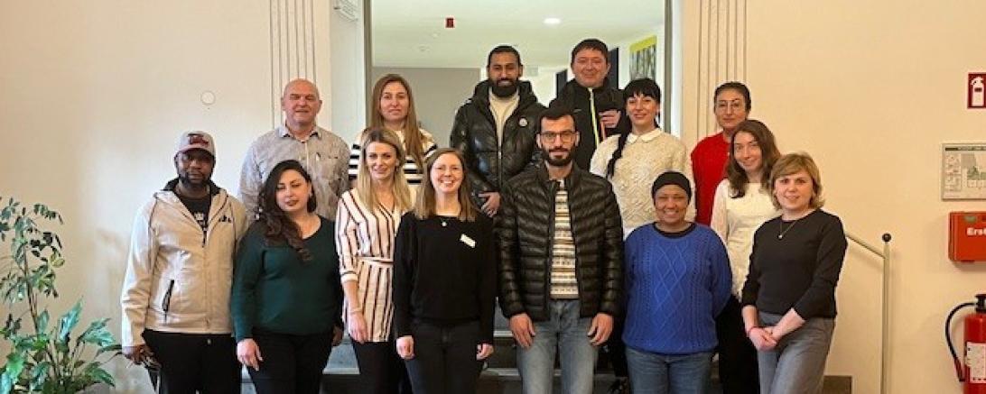 Die neuen Laiendolmetschenden bei der Abschlussveranstaltung im Landratsamt mit den Integrationslotsinnen Sibel Aldabel und Johanna Jordan. 