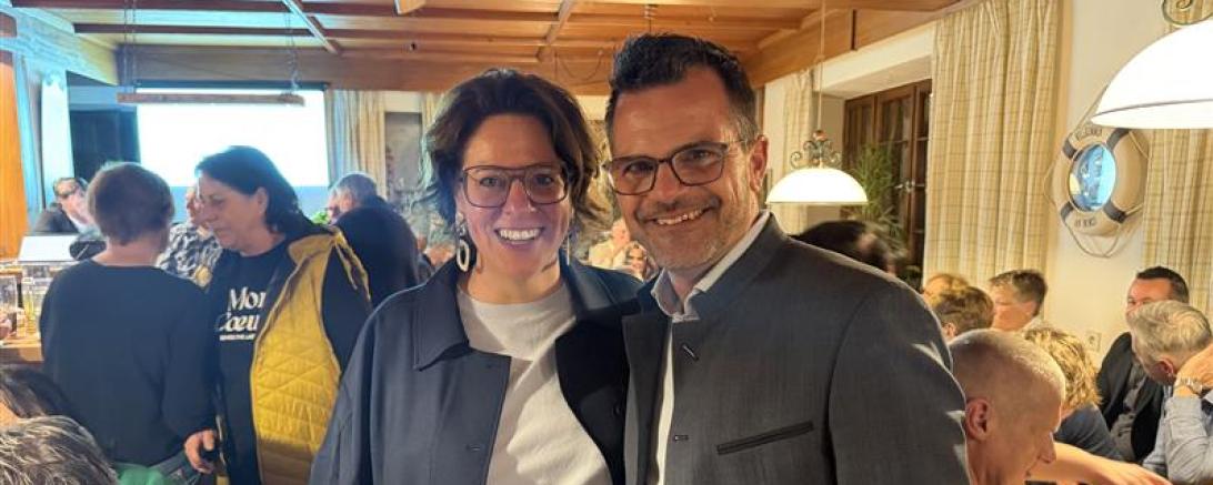 Jürgen Sorré am Wahlabend mit seiner Frau Claudia auf seiner Wahlparty in der Hafenkneipe in Donauwörth. 