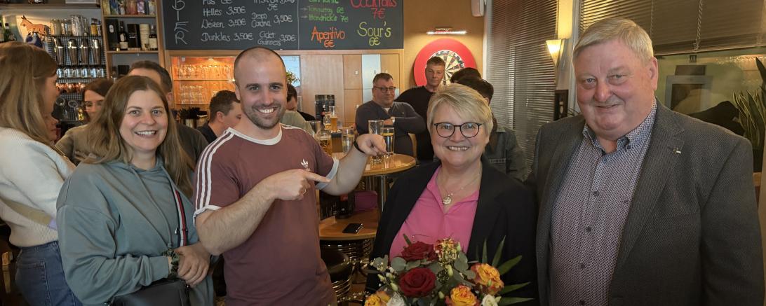 Anita Ferber wird in Monheim die neue Bürgermeisterin. Auf dem Bild zu sehen (von links): Melissa Weiss, Dominik Weiss, Anita Ferber und Alfred Mayer. 