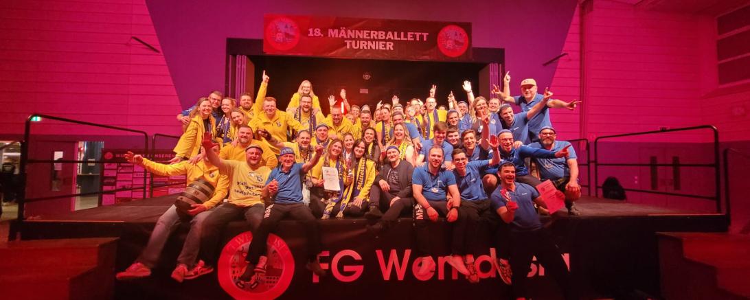 Auf dem Bild zu sehen (von links): Die Sieger vom Mittelstetter Faschingsclub sowie die Zweitplatzierten vom Kötzer Narrenclub. 