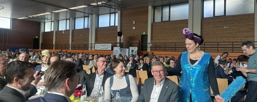 Vor der Klobürste der „närrischen Putzfrau“ Ines Procter ist selbst Landrat Stefan Rößle nicht sicher. 