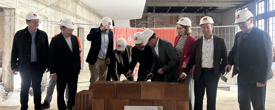Symbolischer Baubeginn im Donauwörther Tanzhaus mit Oberbürgermeister Jürgen Sorré und Bauminister Christian Bernreiter. 