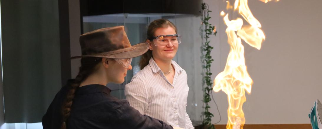 Gefährliche Abenteuer absolvierte Indiana Jones (gespielt von der Q12-Schülerin Amelie Kloster) mit Hilfe der Chemie.