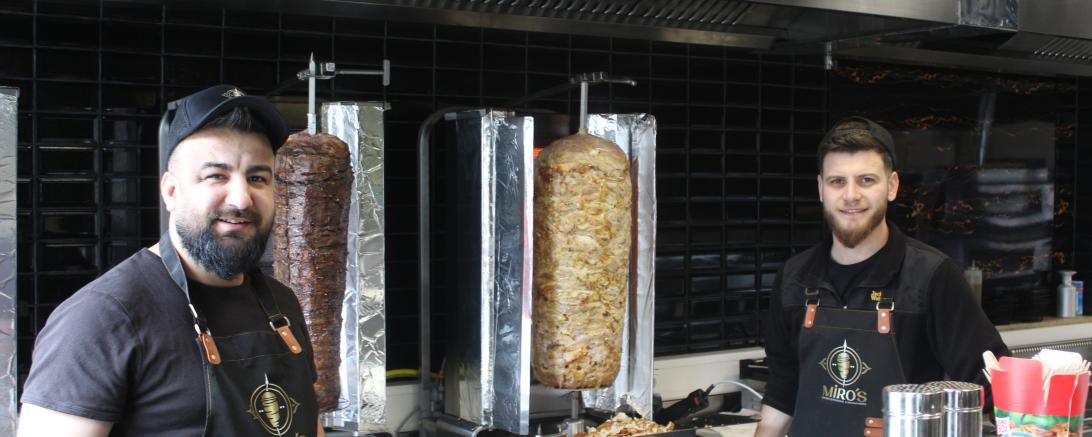 Caner Karabatak (r.) hat am Sonntag seinen Imbiss in Donauwörth eröffnet. 