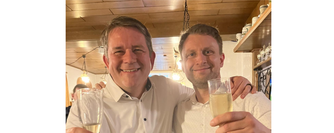 Florian Mittler (rechts) ist der neue Bürgermeister von Asbach-Bäumenheim. Er wurde von PWG und CSU als gemeinsamer Kandidat nominiert. Auf dem Bild links zu sehen ist Andreas Mayer (CSU). Gemeinsam wurde am Wahlabend der Sieg gefeiert. 