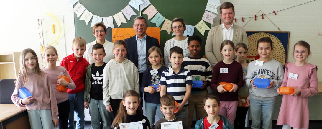 Unser Bild zeigt die Teilnehmerinnen und Teilnehmer mit der Jury, die aus den Vorjahres-Siegern sowie Lehrerin Nina Kreisbeck-Strauß, Bürgermeister Wilhelm Rehklau, Elternbeiratsvorsitzender Melanie Fischer und Max Langer von der Raiffeisen-Volksbank Ries bestand.