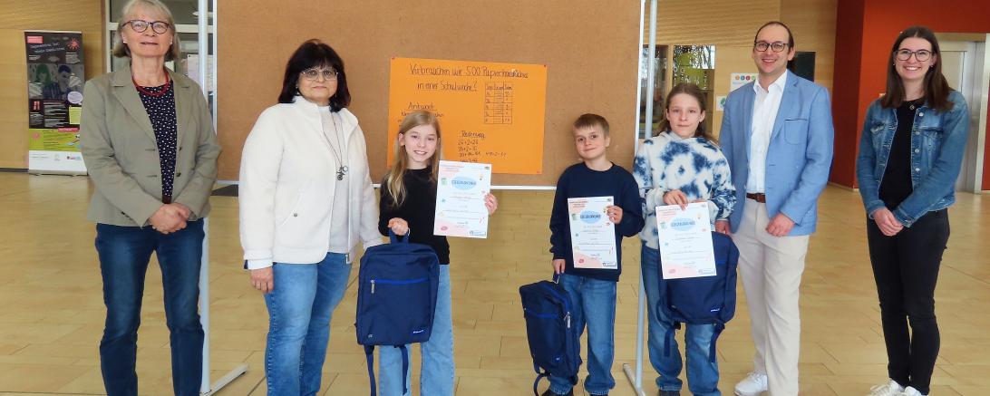 Unser Bild zeigt die Jury-Mitglieder und das Siegerteam in Oettingen (von links): Marianne Ernst, Rektorin Ursula Hertle, Marleen, Noah, Erick, Stefan Fackler (Raiffeisen-Volksbank Ries) und Rebecca Ernst.