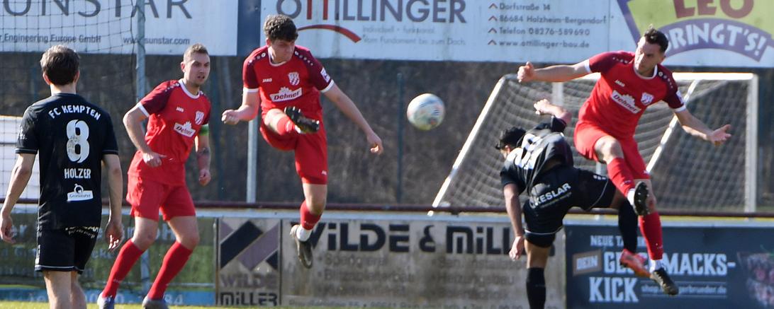 Fabian Ott klärt vor dem eigenen Tor Bild