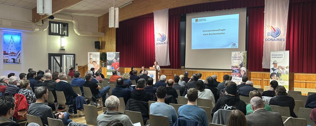 Die Fortbildung How To Vereinsfest ist Teil der erfolgreichen Fortbildungsreihe für Ehrenamtliche des Landkreises Donau-Ries. Hier, eine bereits vergangene Ehrenamtsfortbildung in der Stadthalle Monheim.