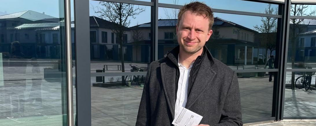 Mittler bei der Stimmabgabe im Bürgersaal in Bäumenheim. 