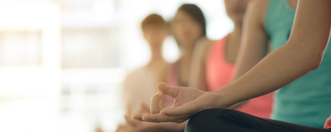 Frauen, die meditieren und Yoga machen.