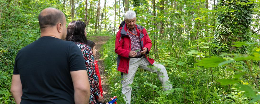 Dr. Günther Kunzmann nimmt die Gruppe mit auf einen Spaziergang rund um das Klostergelände