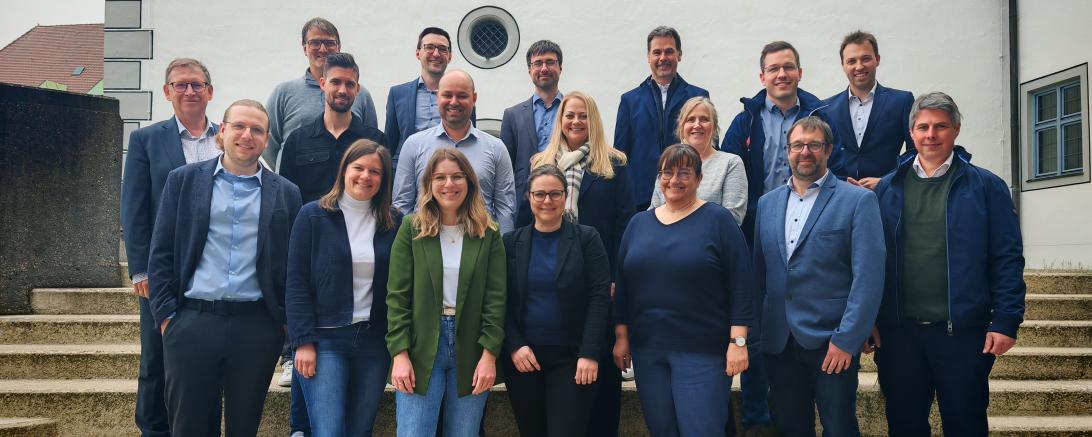 Die Teilnehmerinnen und Teilnehmer des Landratsamtes sowie von Seiten der Unternehmerschaft und IHK am Workshop der Industrie- und Handelskammer