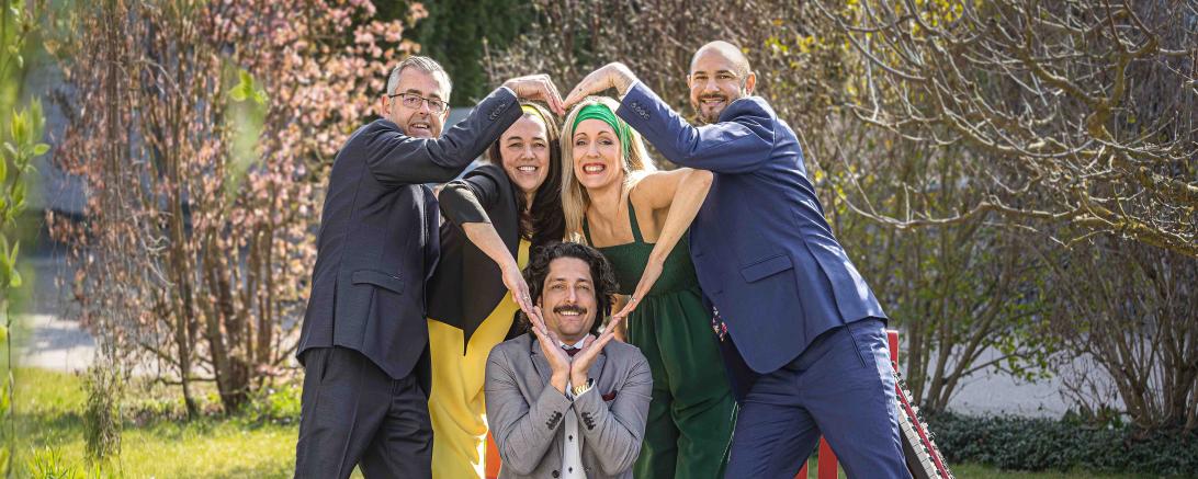 01 Im Liebesrausch (von links): Marcus Prügel, Sabine Hensold, Gerhard Munk, Clarissa Bühler, Alexander Neumeier (Foto: Studio Herzig)  02 Mehr Liebe (von links): Clarissa Bühler, Marcus Prügel, Gerhard Munk, Sabine Hensold, Alexander Neumeier  (Foto: Studio Herzig)