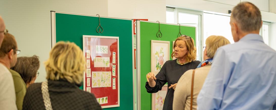 Vernissage der Ausstellung "Kunst von und mit Menschen mit Demenz". 