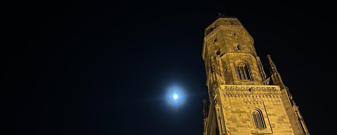 Der Turm „Daniel“ der St.-Georgs-Kirche bei Nacht. 