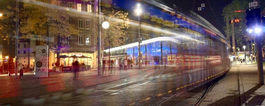 Zweitplatzierte beim Fotopreis 2026 des Bezirks Schwaben ist Claudia Specht aus Augsburg. Ihr Foto „Wo Bewegung zur Magie wird“ zeigt eine Aufnahme aus dem Stadtzentrum. 